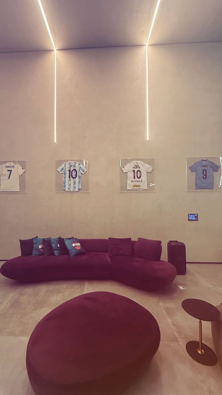 体育博彩平台-C罗+MSN！内马尔晒球衣收藏：C罗，梅西，内马尔，苏亚雷斯